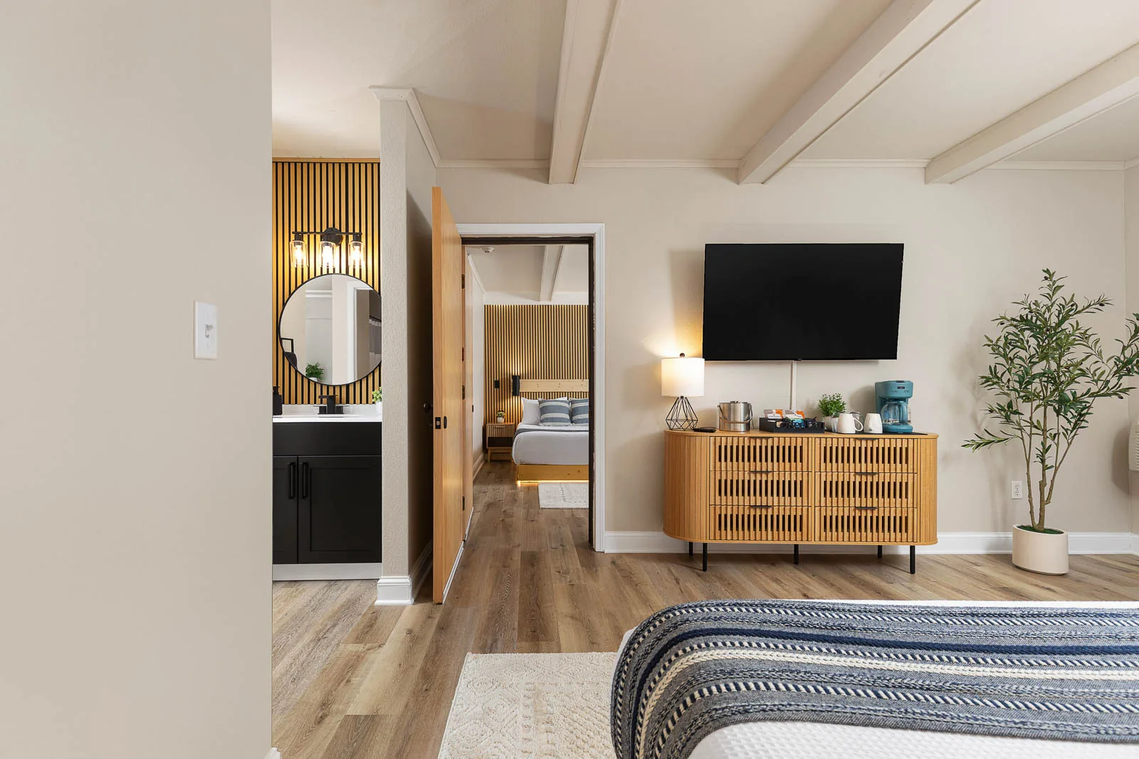 Connector Suite with a view between the connected rooms