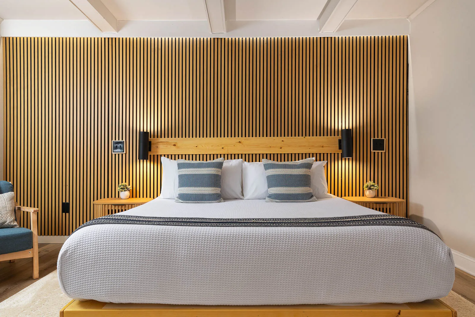 King Lodge Suite bed with premium bedding and bedside lighting