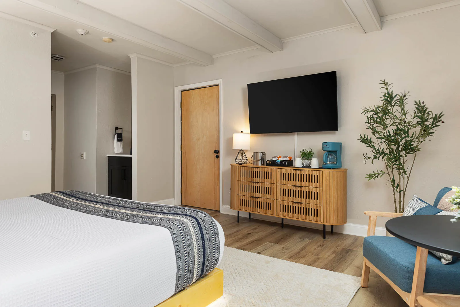 King Lodge Suite Smart TV, dresser, and lounge chair