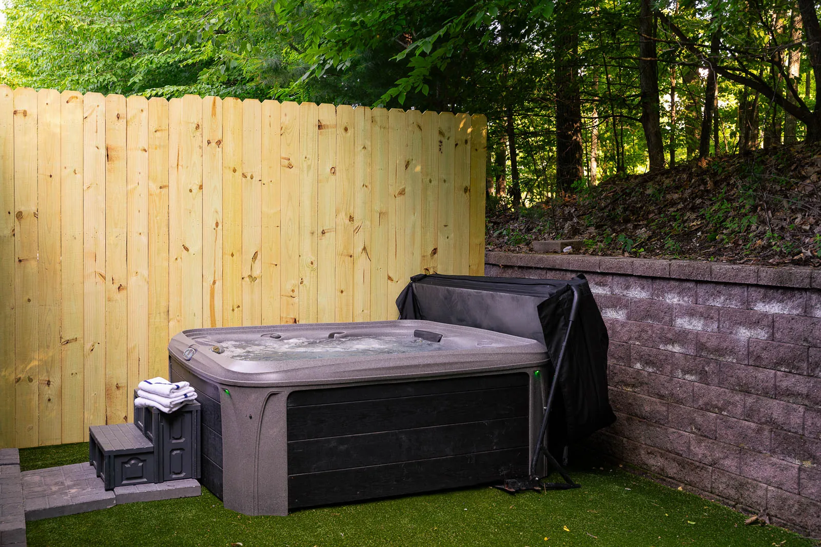 Hot tub in a private corner by the woods